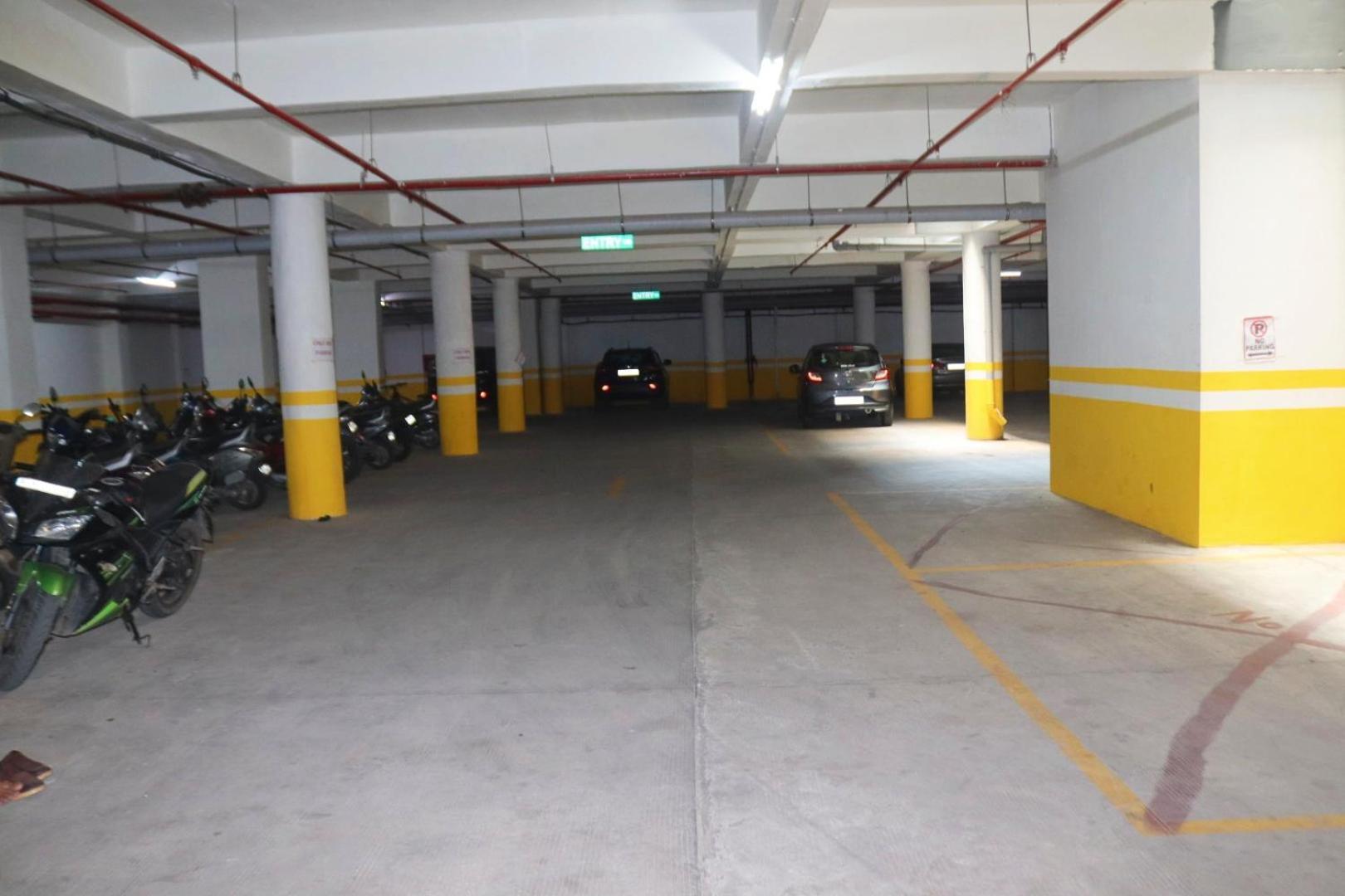 Hotel Gold Palace Inn Surat Exterior foto