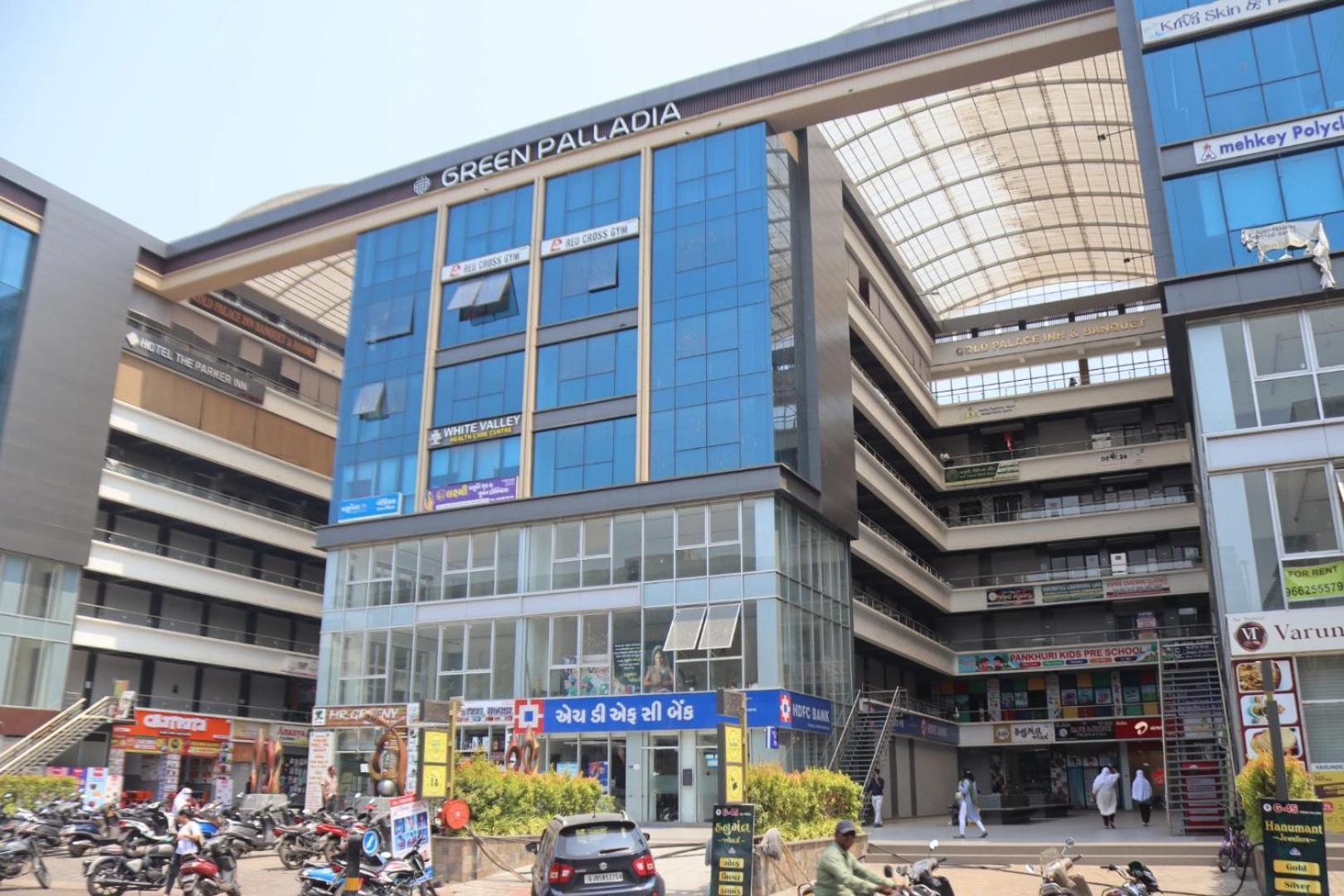 Hotel Gold Palace Inn Surat Exterior foto