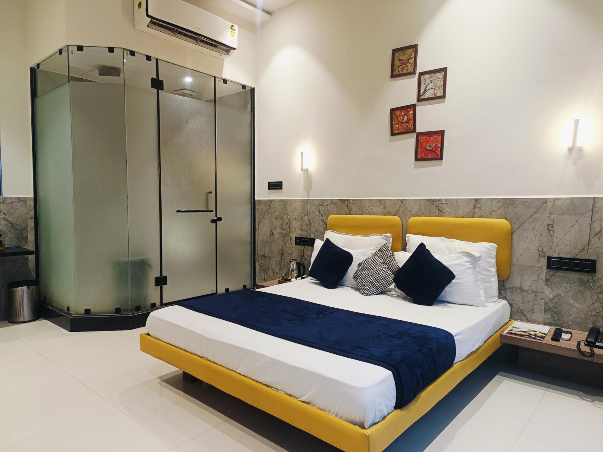 Hotel Gold Palace Inn Surat Exterior foto