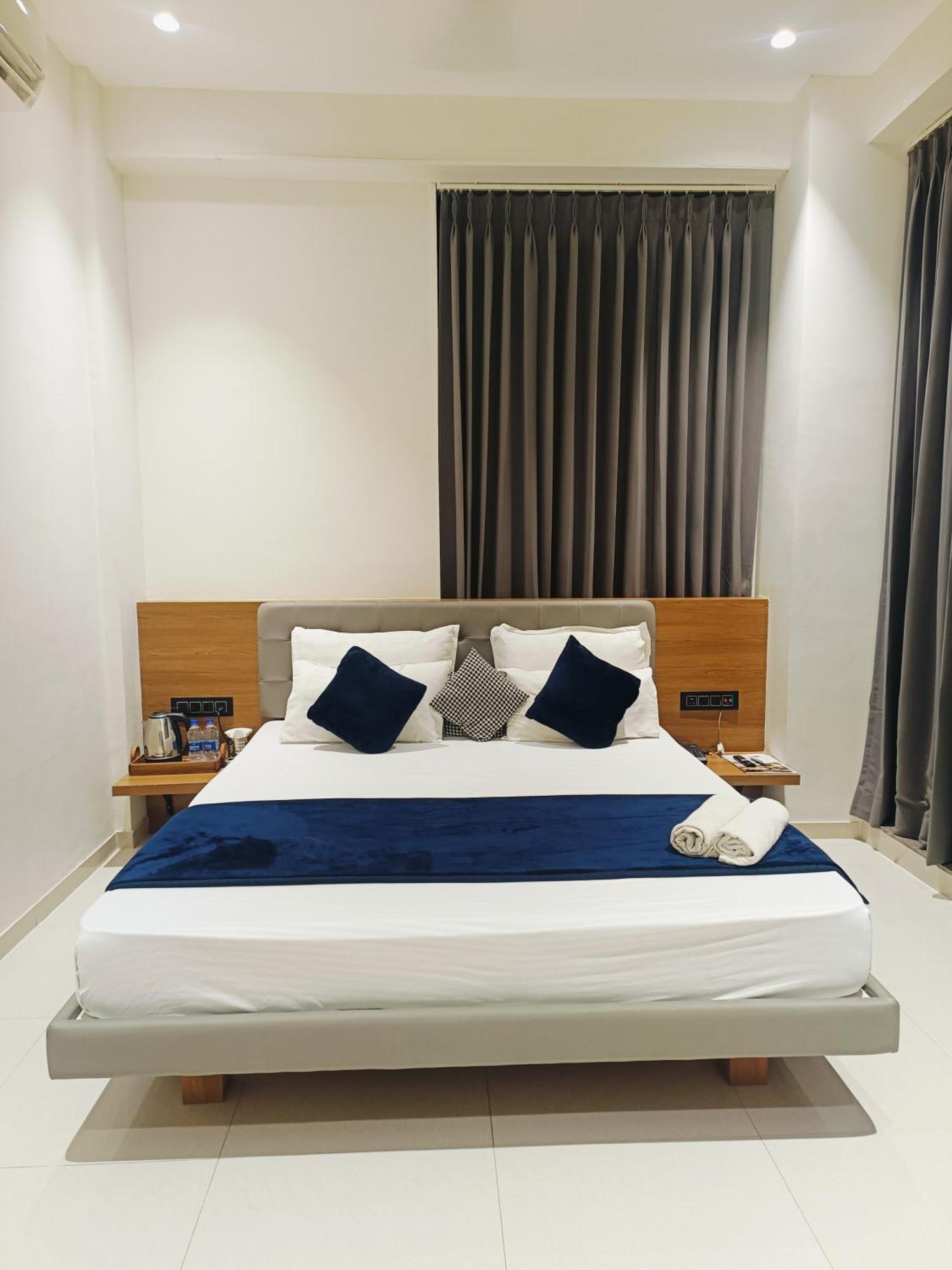 Hotel Gold Palace Inn Surat Exterior foto