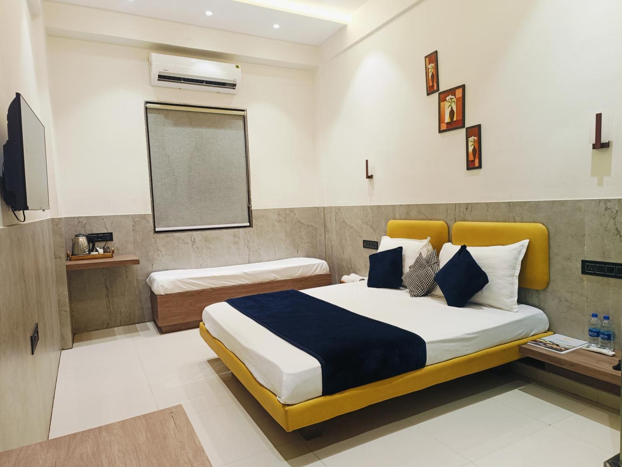 Hotel Gold Palace Inn Surat Exterior foto
