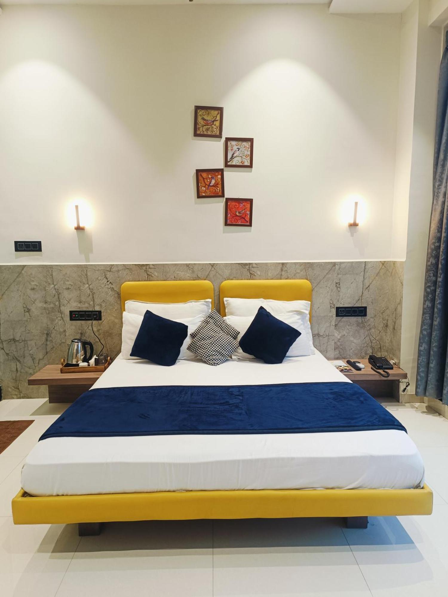 Hotel Gold Palace Inn Surat Exterior foto