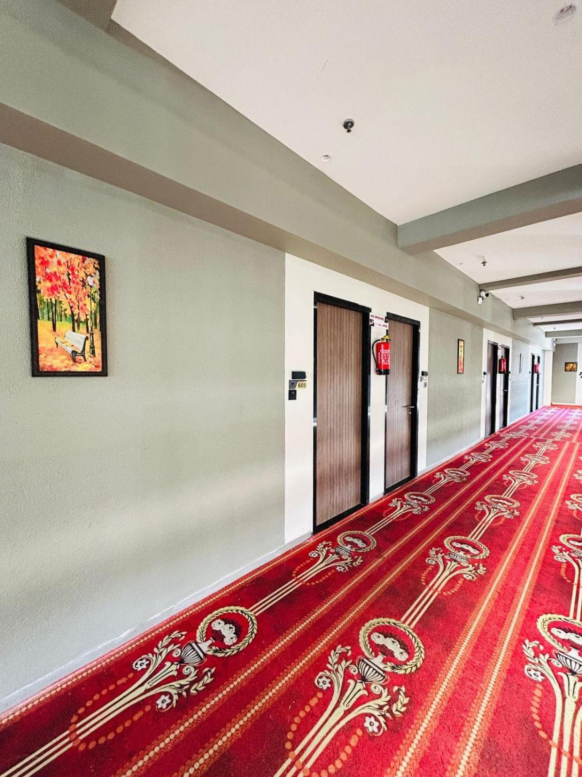 Hotel Gold Palace Inn Surat Exterior foto